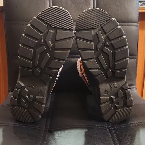 (NWOT) Women All IN MOTION Winter boots - Picture 5 of 9